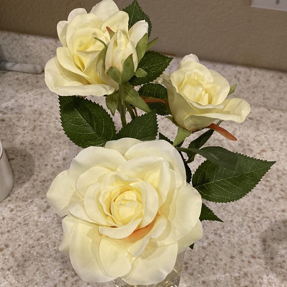 unbranded Accents Yellow Silk Roses In Tall Square Clear Glass Vase